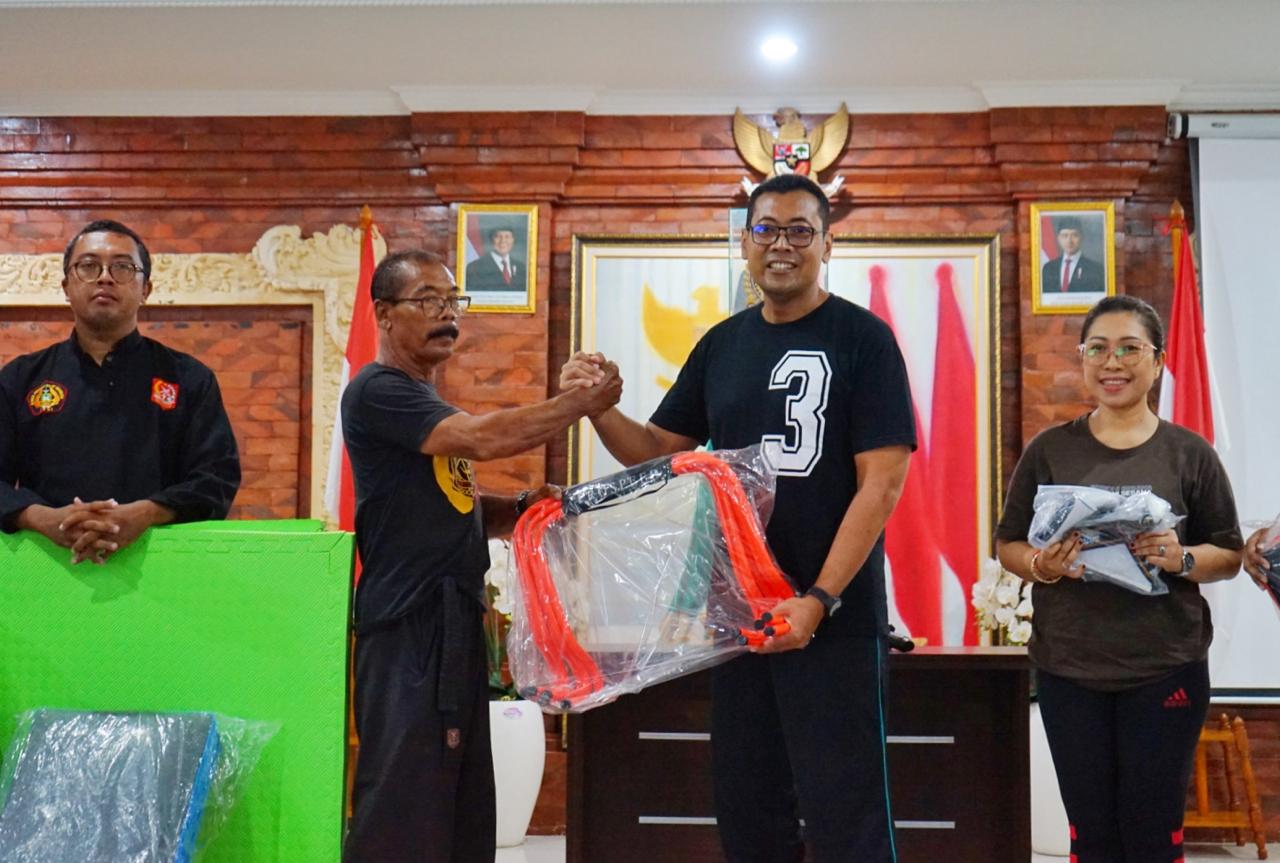 Bentuk Apresiasi atas Capaian yang Diraih, Pemerintah Desa Tegal Harum Serahkan Bantuan Sarpras Silat kepada Ranting Buana Yuda 
